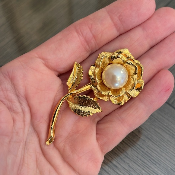 Vintage Gold-tone Flower Pin with Faux Pearl Center - Picture 7 of 12